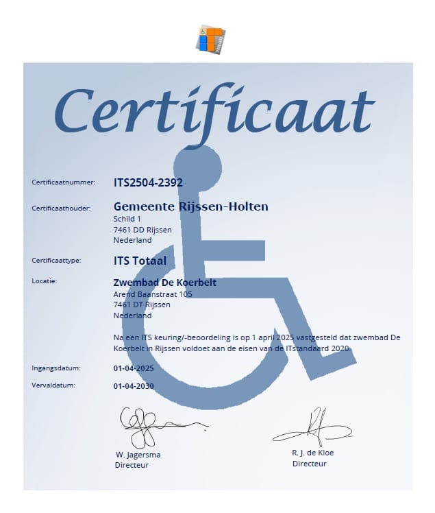 Certificaat met blauwe achtergrond waarop staat dat zwembad De Koerbelt in Rijssen voldoet aan de ITS-standaard 2020. Het certificaat is uitgegeven aan Gemeente Rijssen-Holten door ITS Nederland, met certificaatnummer ITS2504-2392. Het type certificaat is 'ITS Totaal'. De ingangsdatum is 1 april 2025 en de vervaldatum is 1 april 2030. Ondertekend door twee directeuren: W. Jagersma en R.J. de Kloe. Op de achtergrond staat het internationale symbool voor toegankelijkheid (rolstoelgebruiker).